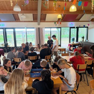 Deelnemers aan tafel tijdens het programma