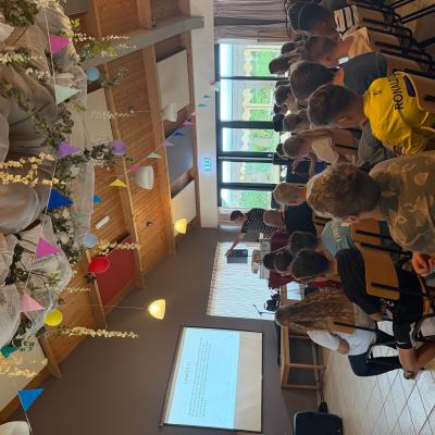Deelnemers in de versierde zaal