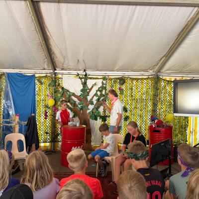 Deelnemers in de partytent tijdens het programma