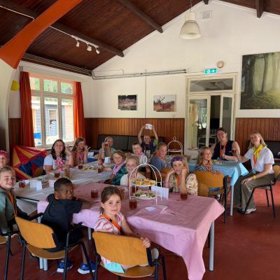 Deelnemers aan tafels in de zaal