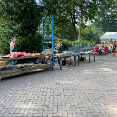 Picknicktafels op het plein bij het kampgebouw