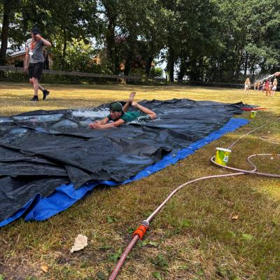 Deelnemers spelen een spel op een zeil