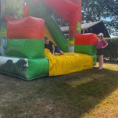 Deelnemers spelen op een springkussen