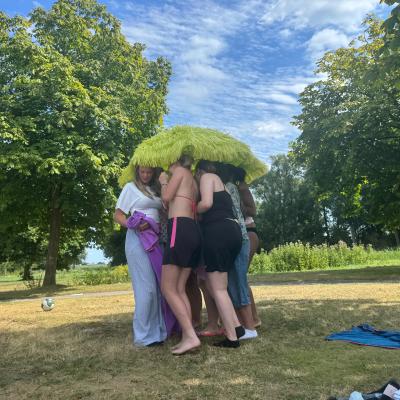 Deelnemers spelen een spel op het grasveld