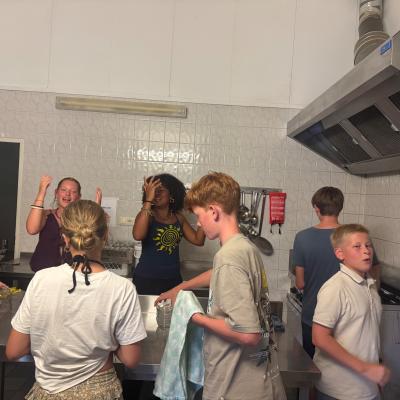 Deelnemers in de keuken tijdens een spel