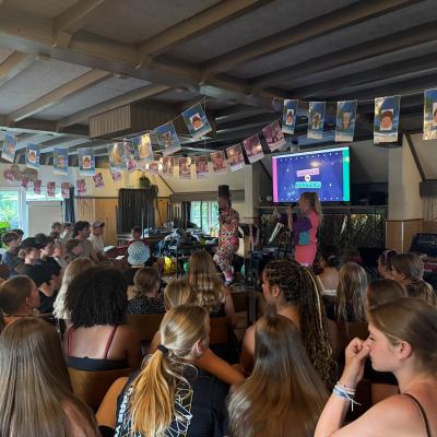 Deelnemers in de zaal tijdens de bonte avond