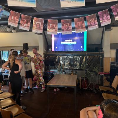 Deelnemers in de zaal met vlaggetjes