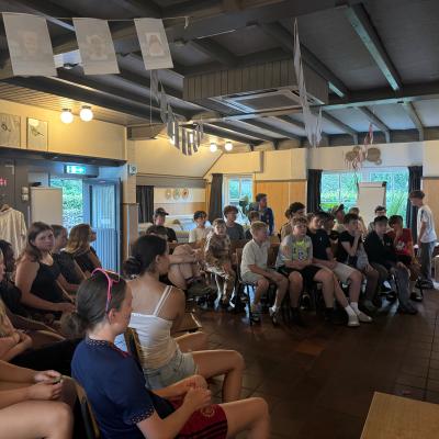 Deelnemers kijken naar het scherm in de zaal