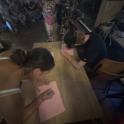 Deelnemers knutselen aan tafel