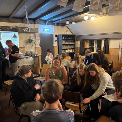 Deelnemers in de zaal tijdens het programma