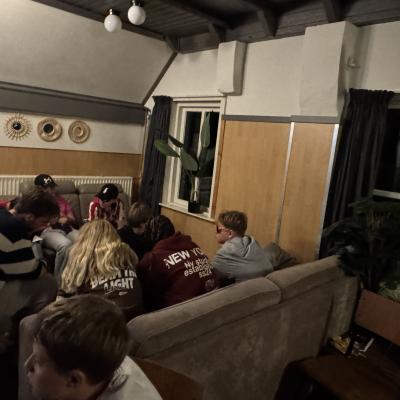 Deelnemers in de zithoek van het gebouw