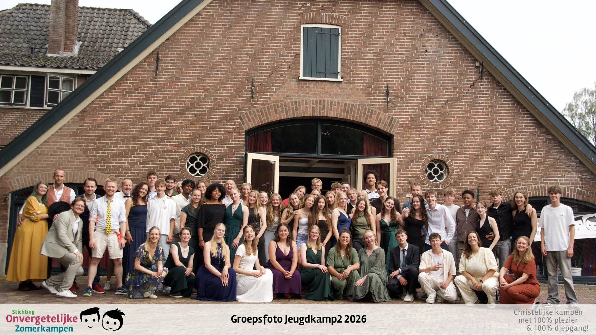 Groepsfoto van Jeugdkamp week 2 in 2026, tweede opstelling voor de kampboerderij